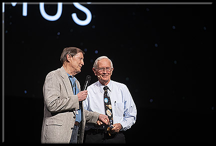 Vorsitzender Robert Williams (links) und Apollo 16-Astronaut Charles Duke